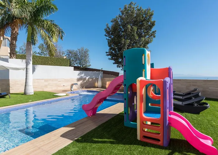 Seaview With Pool, Gym & Cinema