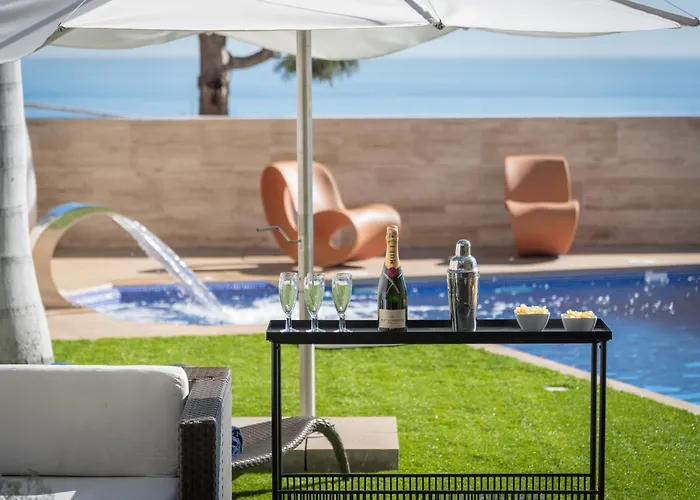 Seaview With Pool, Gym & Cinema