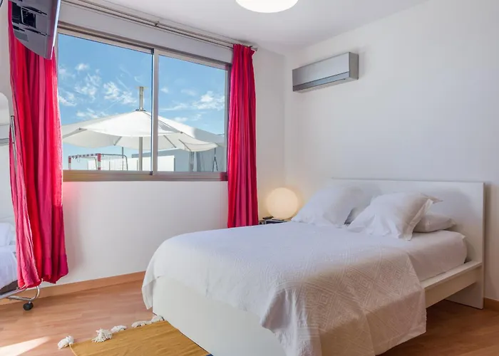 Seaview With Pool, Gym & Cinema